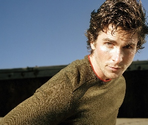 Christian Bale, brązowy sweterek