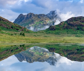 Anglia, Niebo, Odbicie, Park Narodowy Lake District, Góry, Elter Water Lake, Langdale Pikes, Szczyty, Jezioro, Mgła