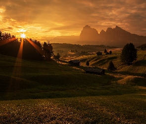 Drewniane, Domy, Góry, Val Gardena, Promienie słońca, Włochy, Dolomity, Chmury, Drzewa, Płaskowyż Seiser Alm, Dolina