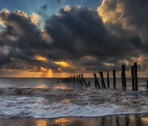 Zachód słońca, Chmury, Brzeg, Morze, Fale, Ciemne