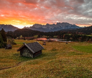 Polana, Chmury, Góry Karwendel, Szopy, Zachód słońca, Niemcy, Jezioro Geroldsee, Bawaria, Domy, Lasy, Drzewa