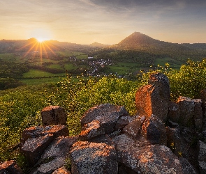 Promienie słońca, Góry, Skały, Głazy, Rośliny, Dolina