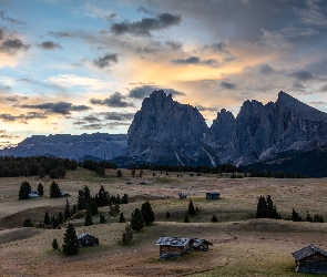Wzgórza, Domy, Góry Sassolungo, Dolina, Drzewa, Włochy, Dolomity, Chmury, Val Gardena, Płaskowyż, Seiser Alm