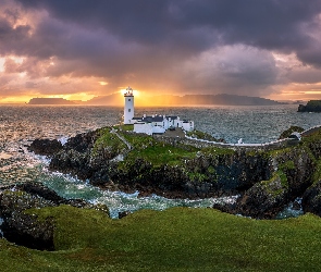 Latarnia morska, Chmury, Morze, Skały, Portsalon, Fanad Head Lighthouse, Irlandia, Zachód słońca