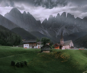 Góry, Chmury, Lasy, Domy, Szczyty, Masyw Odle, Santa Maddalena, Drzewa, Wieś, Dolomity, Kościół, Włochy, Dolina Val di Funes