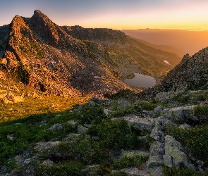 Skały, Trawa, Zachód słońca, Jezioro, Góry