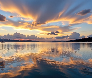 Grafika AI, Zachód słońca, Jezioro, Zatoka, Żaglówka, Wzgórza