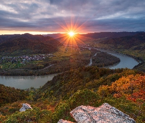 Chmury, Zachód słońca, Rzeka, Góry, Las, Drzewa