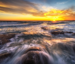 Morze, Horyzont, Chmury, Skały, Zachód słońca