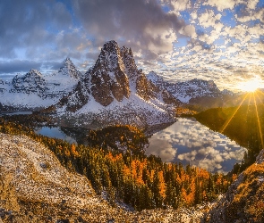 Skały, Śnieg, Kanada, Góry, Drzewa, Zachód słońca, Góry Skaliste, Chmury, Jeziora, Mt Assiniboine, Jesień