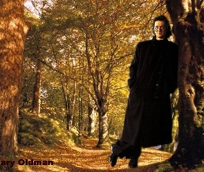 płaszcz, drzewa, Gary Oldman
