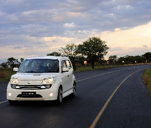 Daihatsu Materia, Światła, Droga