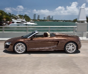 Kobieta, Audi R8 Spyder