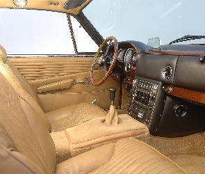 Aston Martin DBSC, Wnętrze
