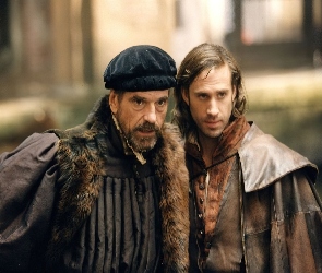 Joseph Fiennes, płaszcz, Merchant of Venice, Jeremy Irons