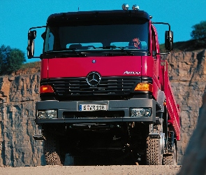 Czerwona Ciężarówka Mercedesa