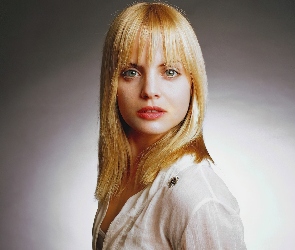 Mena Suvari, Blondynka