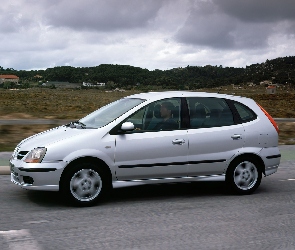 Droga, Nissan Almera Tino