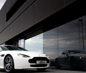 Biały, Aston Martin V8 Vantage