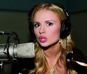 Anna Semenovich, Mikrofon