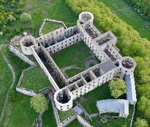 Baszty, Drzewa, Zamek