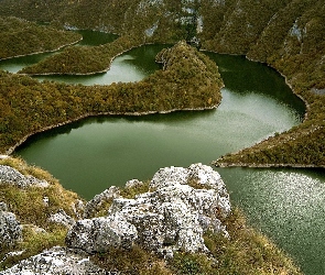 Rzeka, Skały