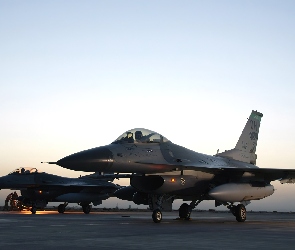 Myśliwce, Lotnisko, F-16
