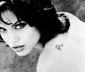 krótkie włosy, tatuaż, Angelina Jolie