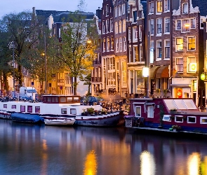 Nocą, Łodzie, Amsterdam