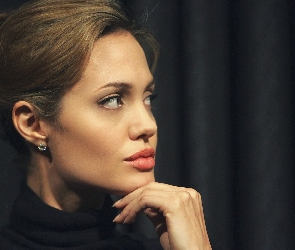 Angelina Jolie, Włosy, Upięte