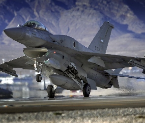 F-16, Samolot
