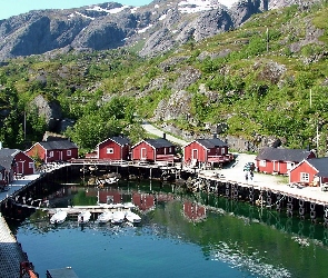 Domy, Góry, Nusfjord, Łódki, Flakstad, Lofoty, Miejscowość