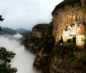 Sanktuarium Madonna della Corona, Sanctuary of Madonna della Corona, Chmury, Włochy, Góry Monte Baldo, Spiazzi