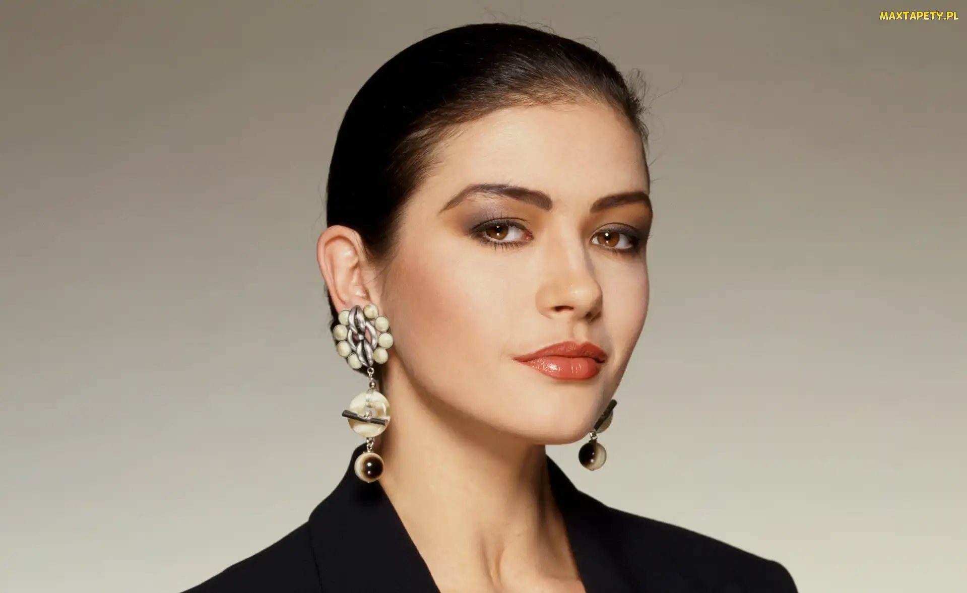 Catherine Zeta Jones, Kolczyki, Makijaż