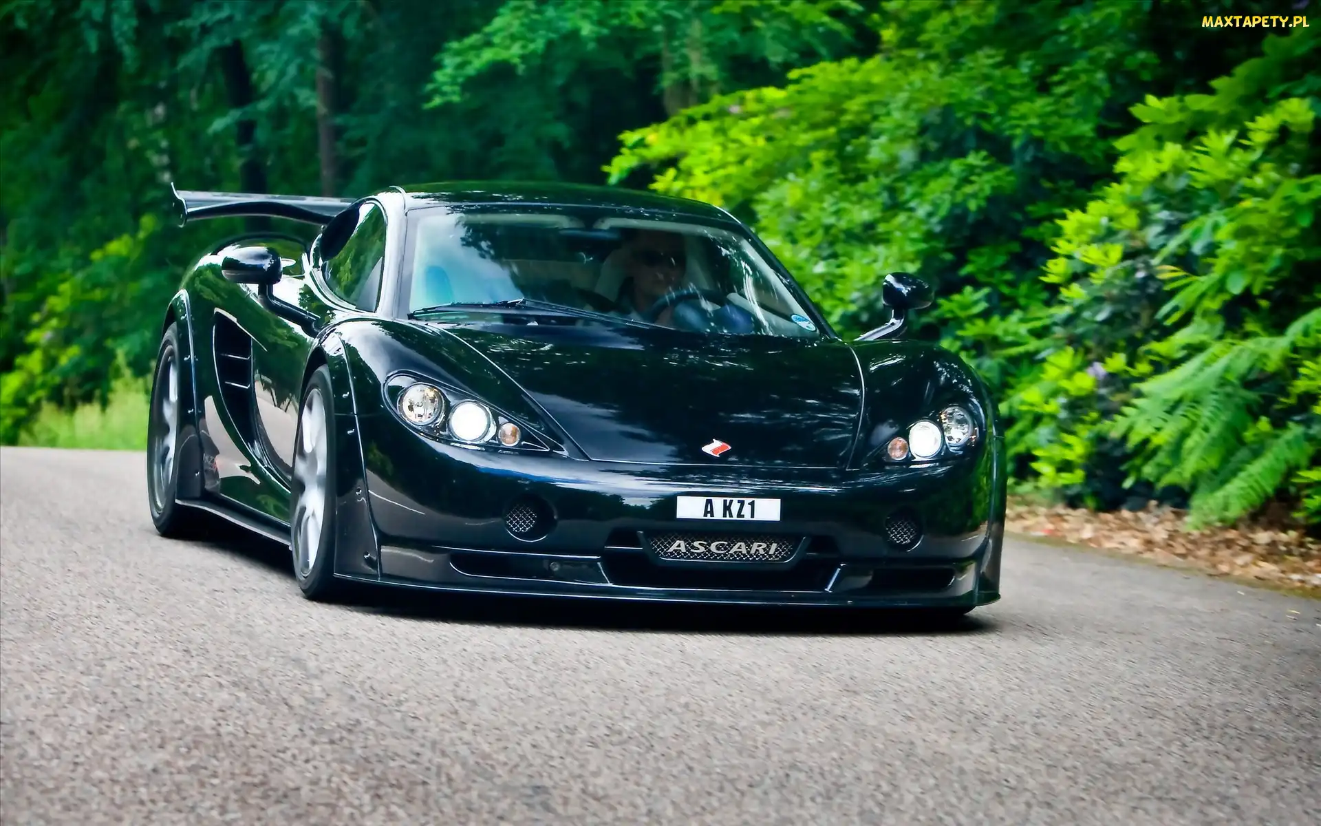 Czarny, Droga, Ascari KZ1R