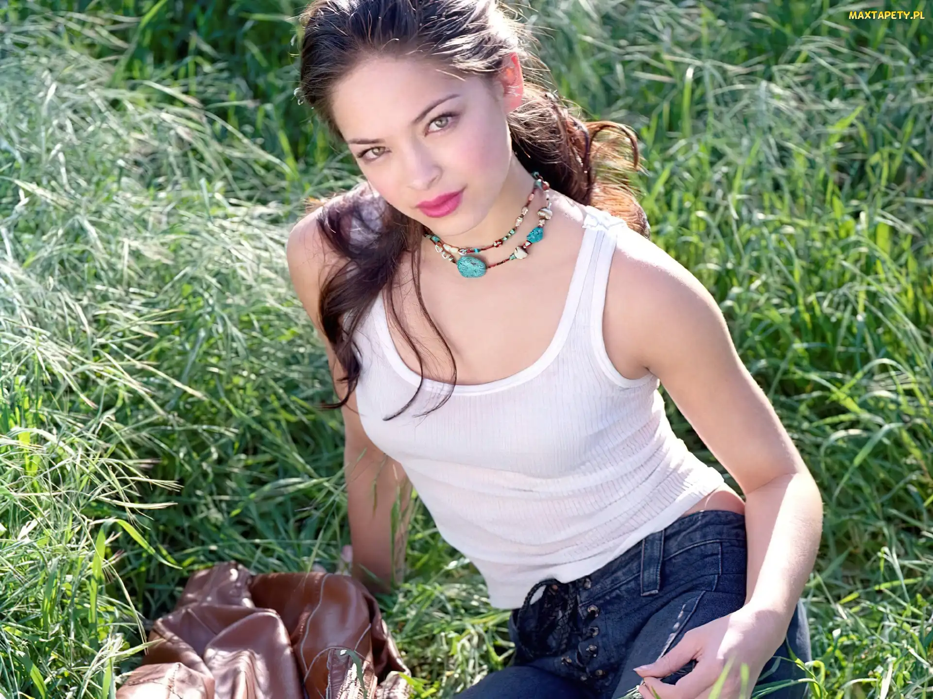 Kristin Kreuk, Kurtka, Trawa
