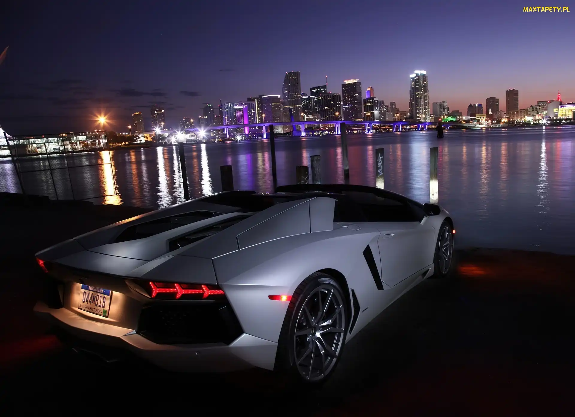 Drapacze Chmur, Noc, Lamborghini