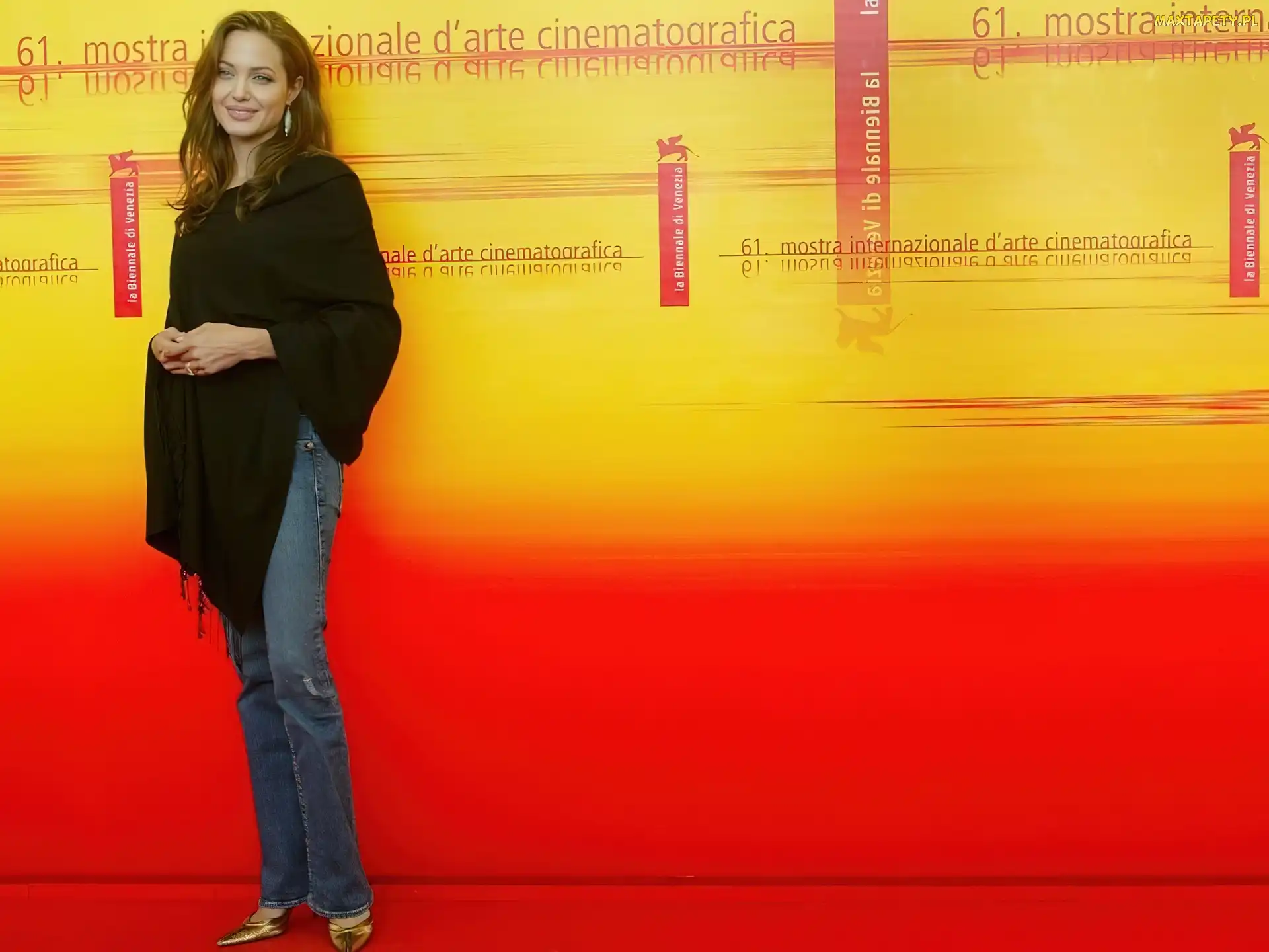 jeansy, złote buty, Angelina Jolie
