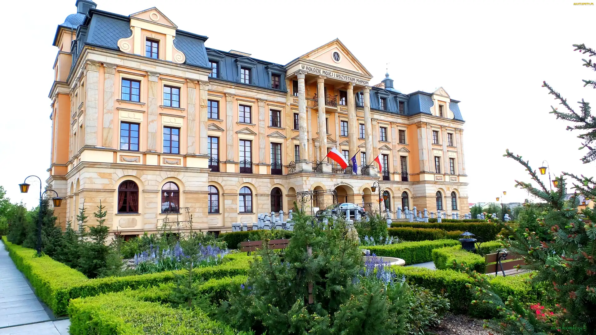 Bursztynowy, Drzewa, Pałac