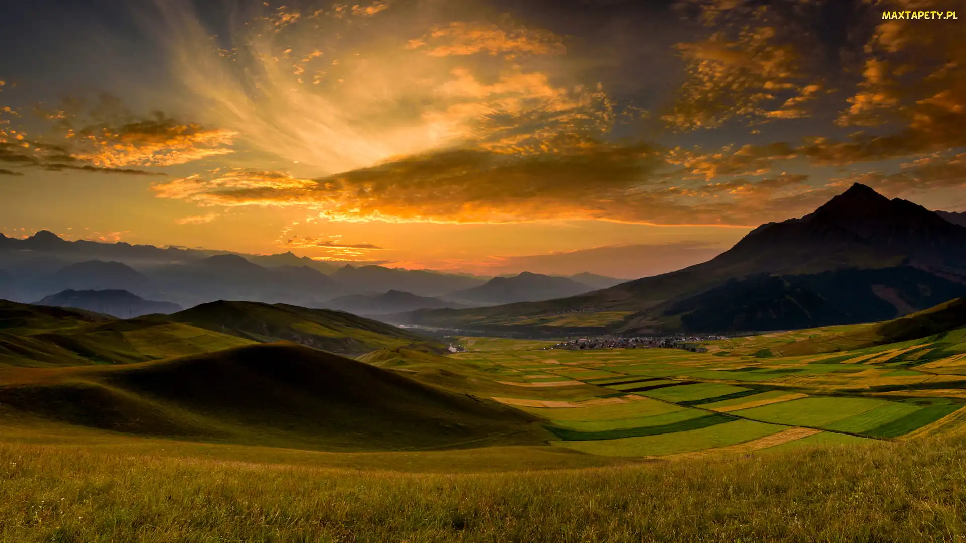 Pola Chiny, Wzgórza, Góry Qilian Shan, Chiny, Zachód słońca, Chmury