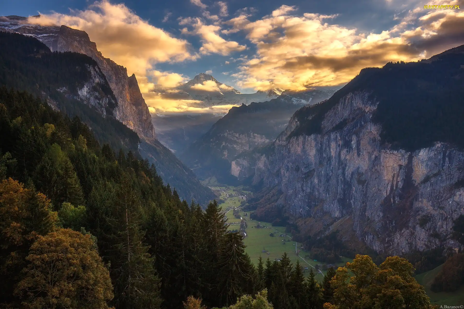 Chmury, Drzewa, Kanton Berno, Wschód słońca, Góry Alpy, Szwajcaria, Dolina Lauterbrunnental