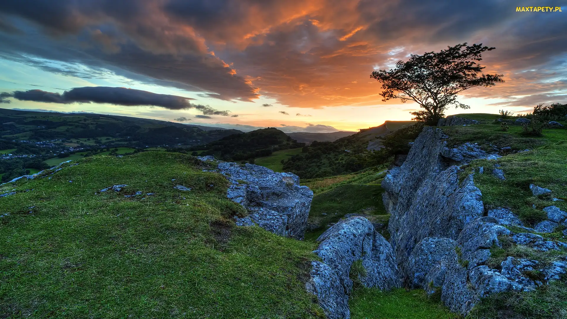 Zachód słońca, Drzewo, Walia, Chmury, Skały, Park Narodowy Snowdonia, Góry