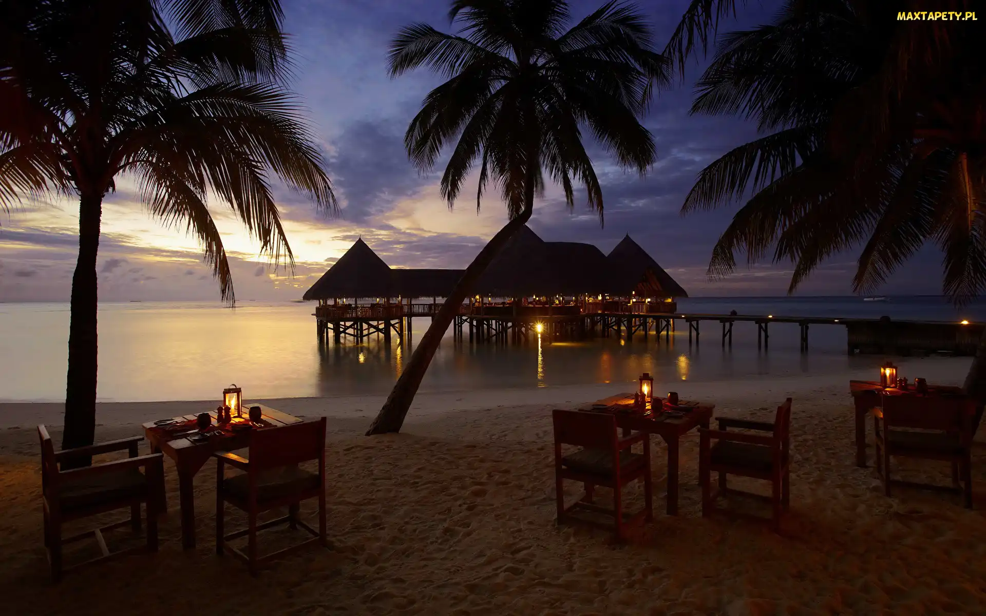 Wakacje, Plaża, Wieczór, Stoły, Hotel Gili Lankanfushi Maldives, Wyspa Lankanfushi, Domki, Morze, Malediwy, Palmy
