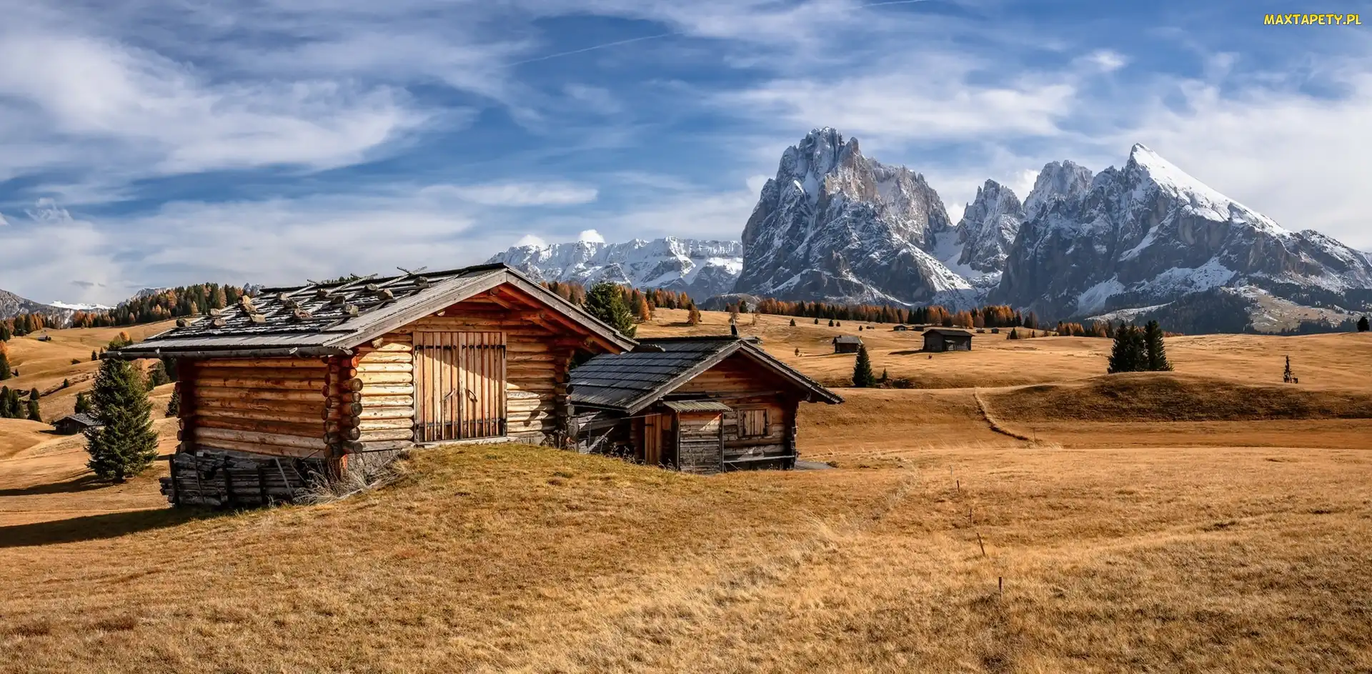 Płaskowyż Seiser Alm, Drzewa, Drewniane, Włochy, Domki, Wzgórza, Dolina Val Gardena, Góry Sassolungo, Dolomity