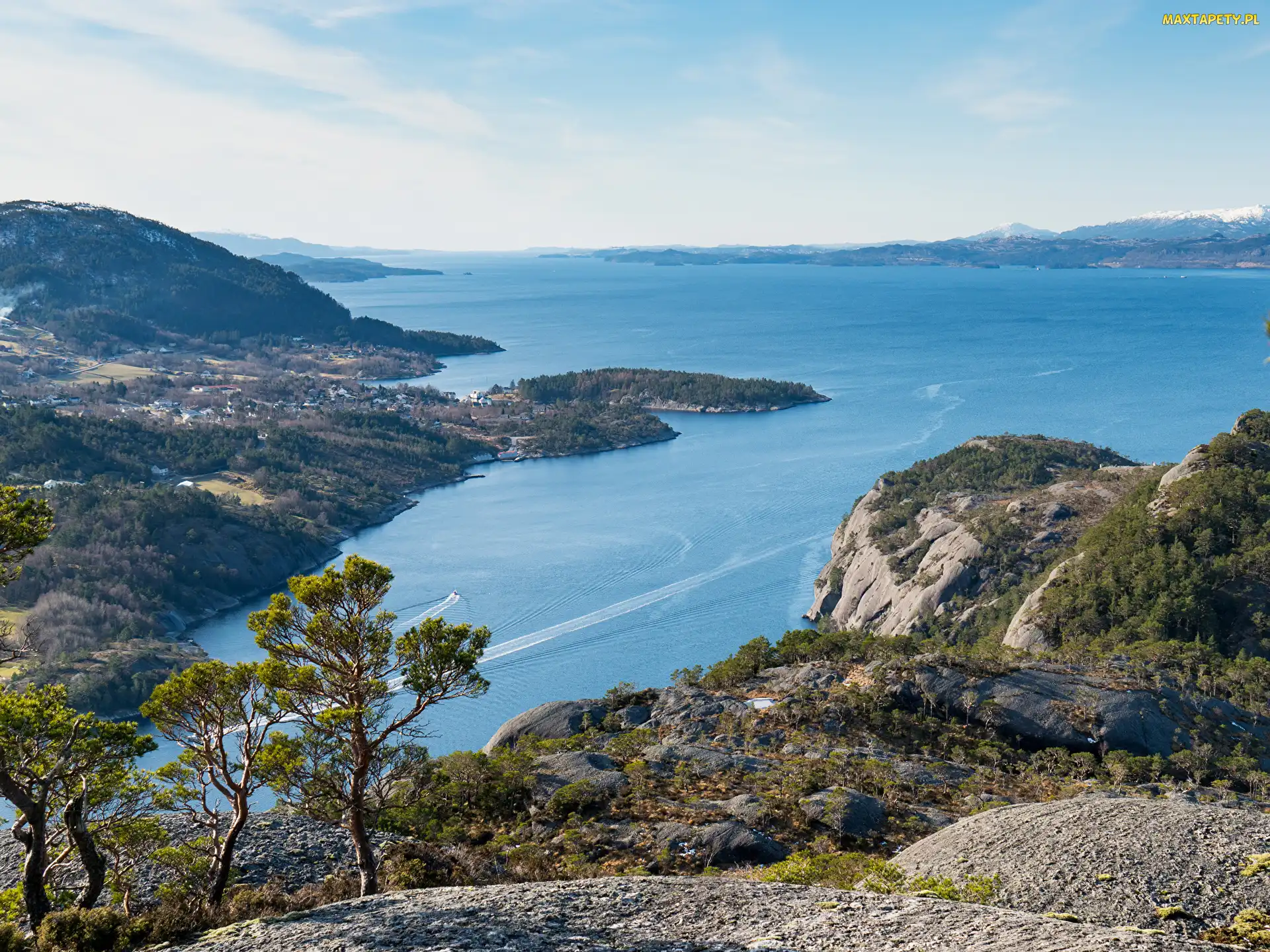 Fiord Husnesfjorden, Wybrzeże, Norwegia, Drzewa, Wyspa Skorpo, Skały