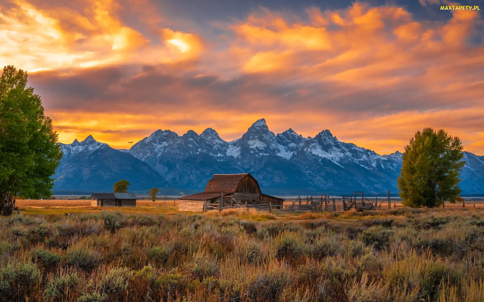 Stany Zjednoczone, Park Narodowy Grand Teton, Chmury, Stan Wyoming, Stodoła, Chata, Góry Teton Range, Drzewa, Drewniana, Zachód słońca