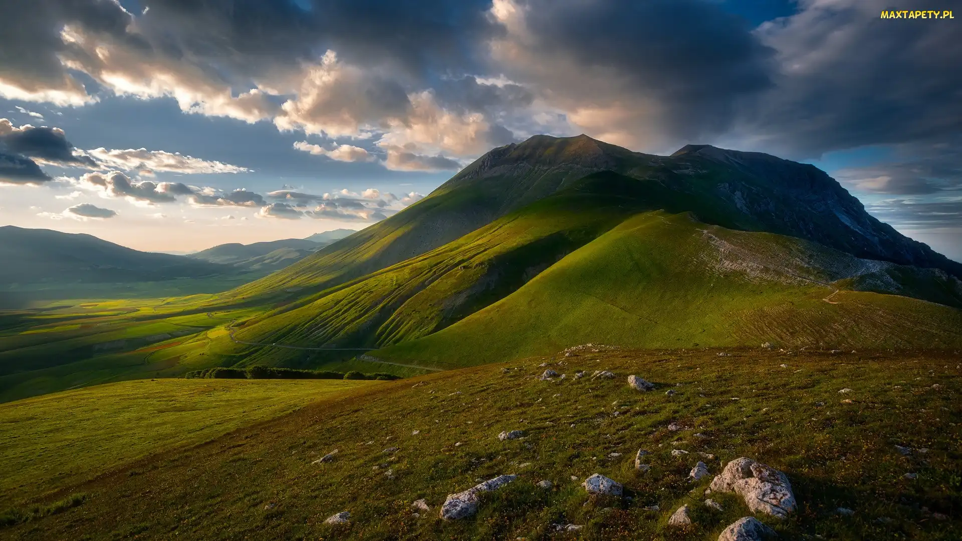 Park Narodowy Monti Sibillini, Sibillini Mountains, Góry, Włochy, Ciemne, Dolina, Chmury, Góra Monte Vettore