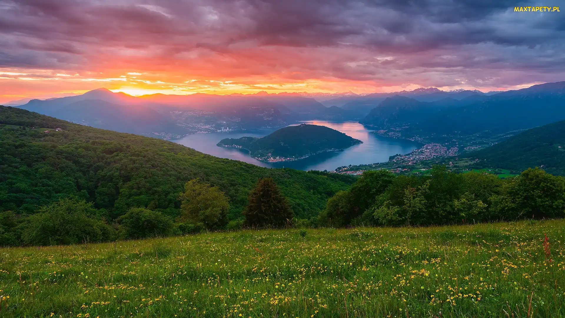 Las, Dolina Val Camonica, Chmury, Jezioro, Lake Iseo, Włochy, Alpy Lombardzkie, Zachód słońca, Drzewa, Domy, Góry