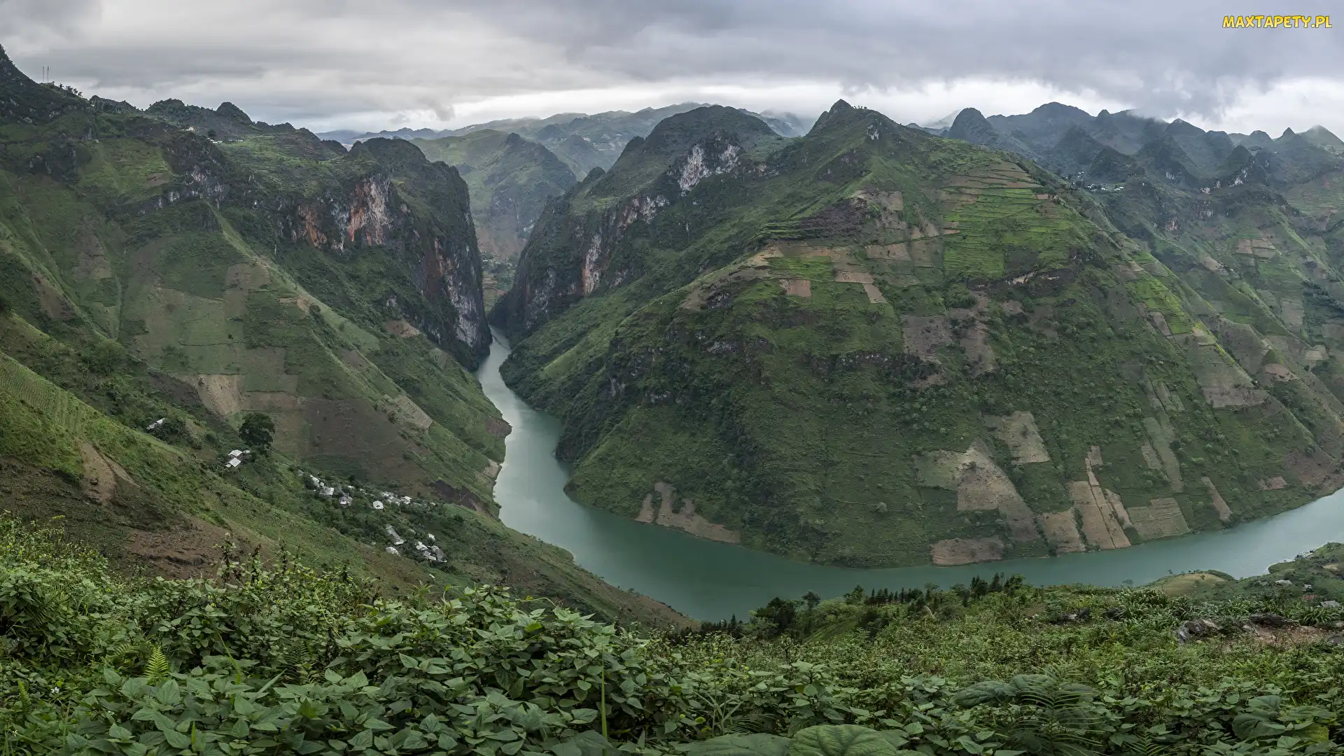 Prowincja Ha Giang, Nho Que River, Wietnam, Rzeka, Roślinność, Góry, Chmury, Krzewy