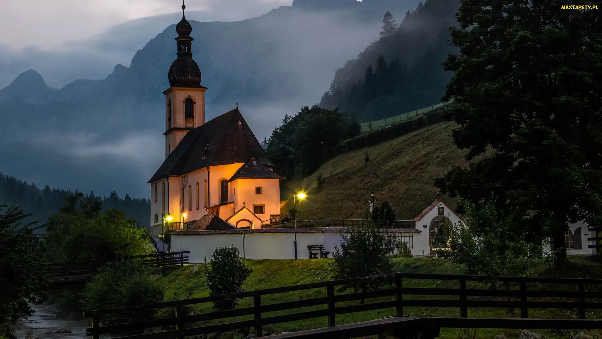 Drzewa, Rzeka Ramsauer Ache, Park Narodowy Berchtesgaden, Oświetlony, Most, Niemcy, Ramsau bei Berchtesgaden, Bawaria, Kościół św Sebastiana, Góry, Alpy